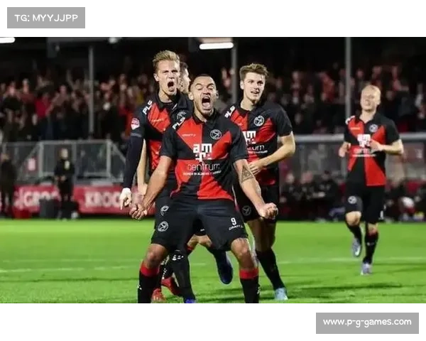 埃因霍温庆祝荷甲赛季完美收官 荣耀时刻与球迷共享